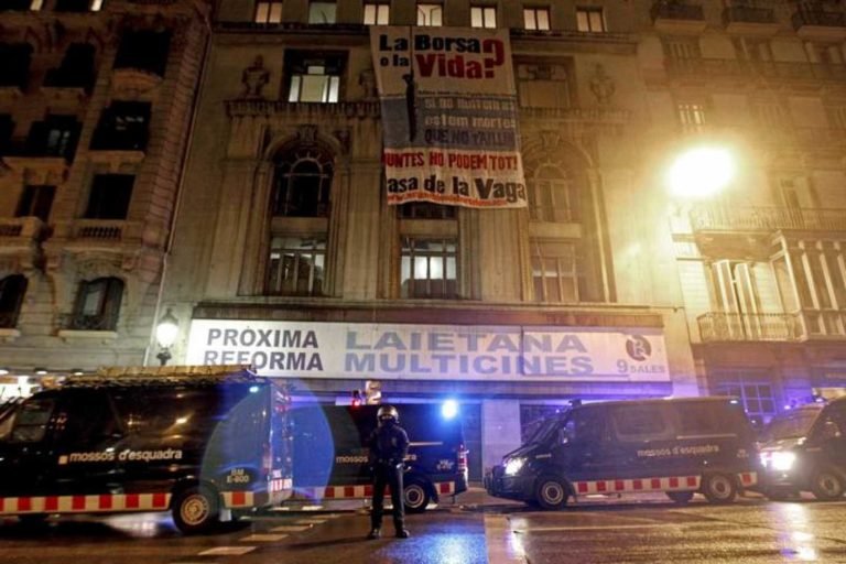 ocupación de los antiguos cines de Vía Laietana