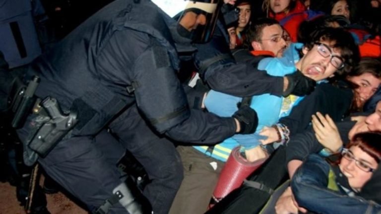 Los jóvenes de Gràcia en Barcelona reclaman la gestión de un centro juvenil