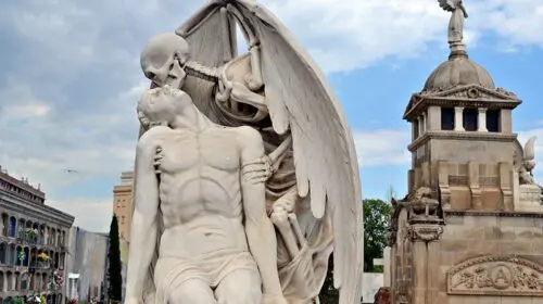 la estatua El beso de la muerte en el cementerio de Poblenou.