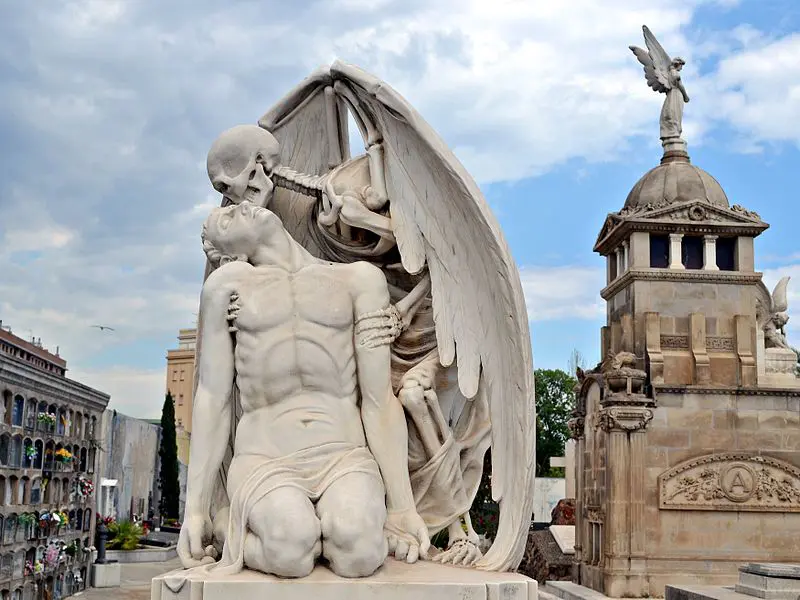 la estatua El beso de la muerte en el cementerio de Poblenou.