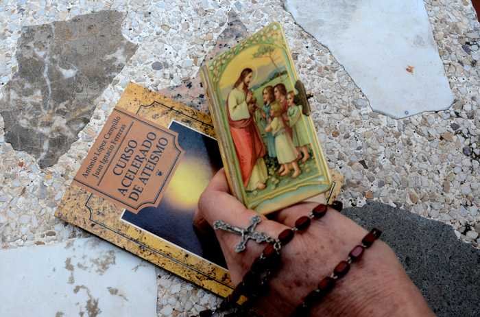 mano libro curso ateísmo rosario