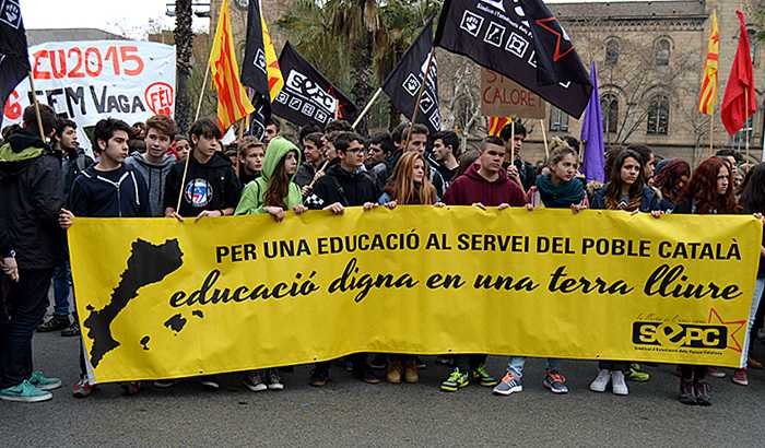 Miles de estudiantes protestan en Barcelona contra la reforma de grados universitarios manifestación