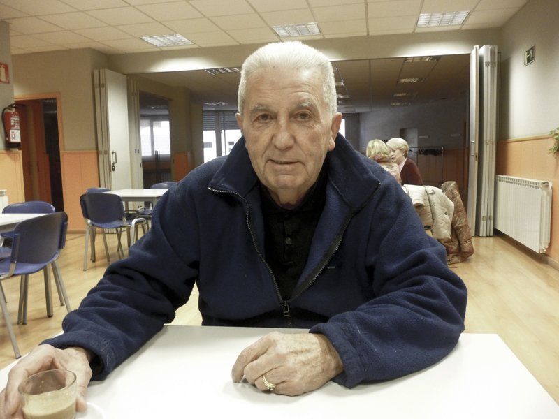 Aleix Adrià de 79 años, un apuesto jubilado elegante en su vestir que está a punto de leer el periódico local cuando lo abordamos (Jacobo Piñol)