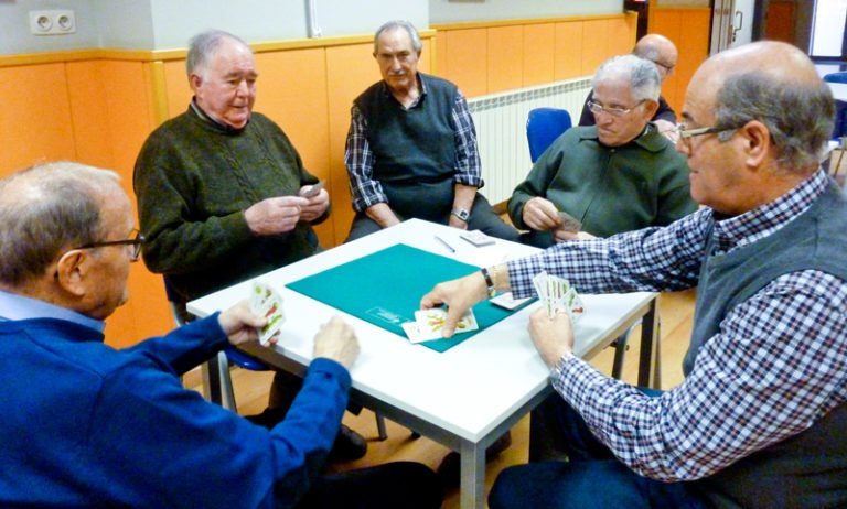 Jubilados población jubilada jugando a cartas en lleida