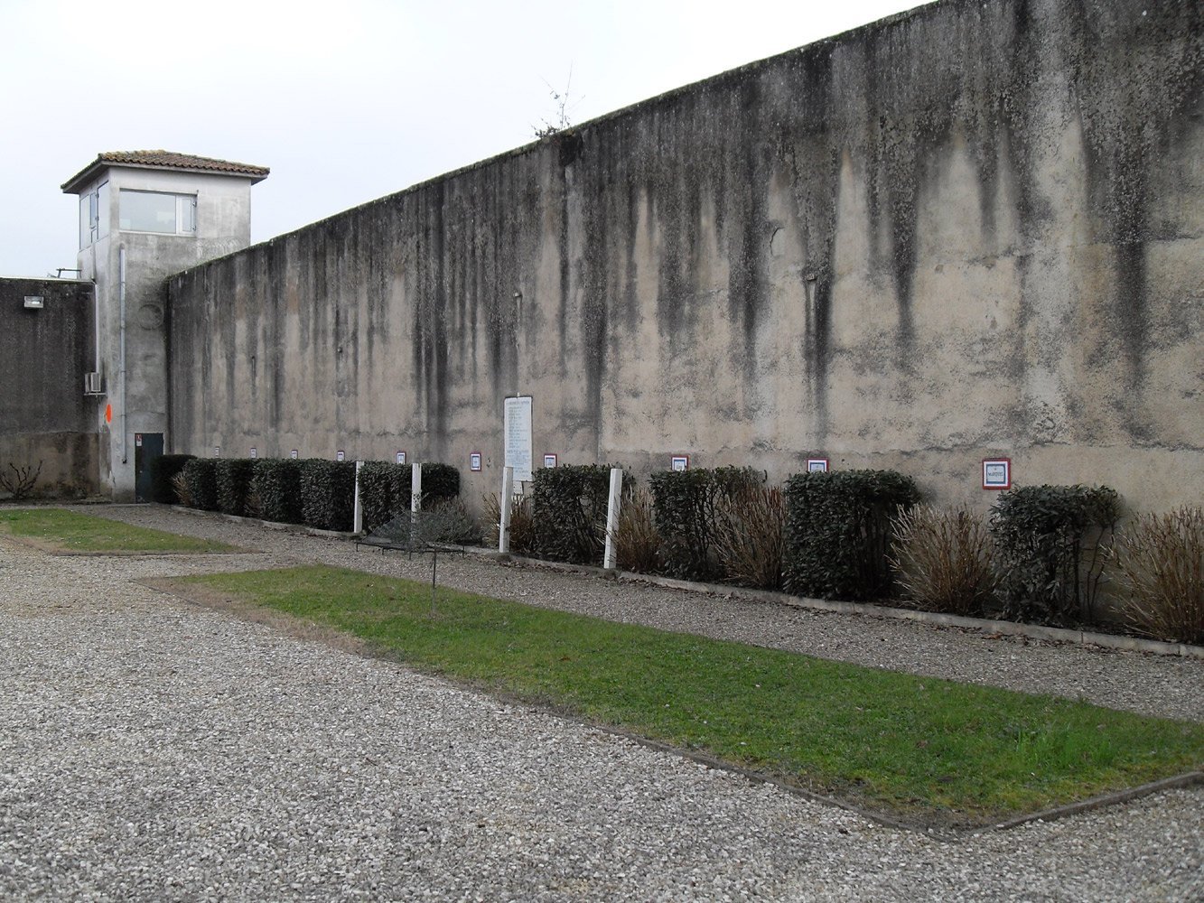 Frente a este muro, doce resistentes, considerados como los líderes del intento de fuga colectiva del 19 de febrero de 1944, fueron fusilados el 23 de febrero de 1944. Doce placas de mármol colocadas en la pared recuerdan sus nombres. (AERI)