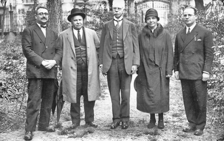 Fotografía tomada en 1928 en el Jardín Botánico de la Universidad de Granada. De izquierda a derecha: el profesor Gonzalo Gallas, el profesor Juan Antonio Tercedor, decano de la Facultad de Ciencias, Pieter Zeeman y su esposa Johanna E. Lebret, y el profesor Jesús Yoldi Bereau.