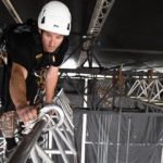 Los 'riggers' se encargan de instalar los elementos aéreos de los escenarios.