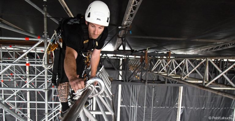 Los 'riggers' se encargan de instalar los elementos aéreos de los escenarios.