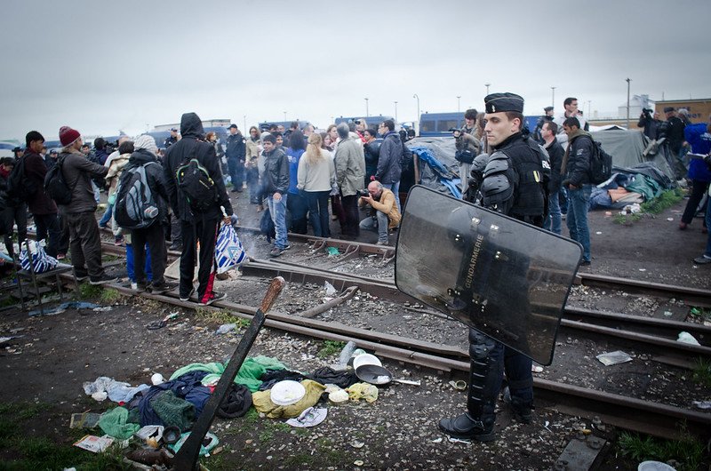 La policía francesa desmantela un campamento de migrantes en Calais