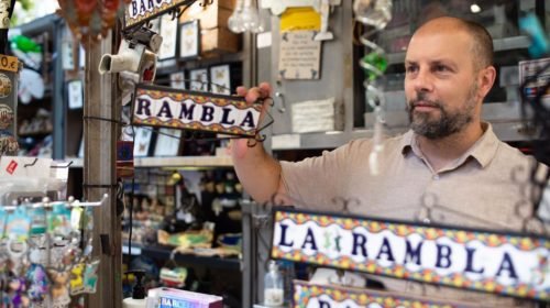 El largo litigio entre los antiguos pajareros de la Rambla de Barcelona —que ahora venden helados, recuerdos y gofres— y el Ayuntamiento de Barcelona podría llegar al final del camino.