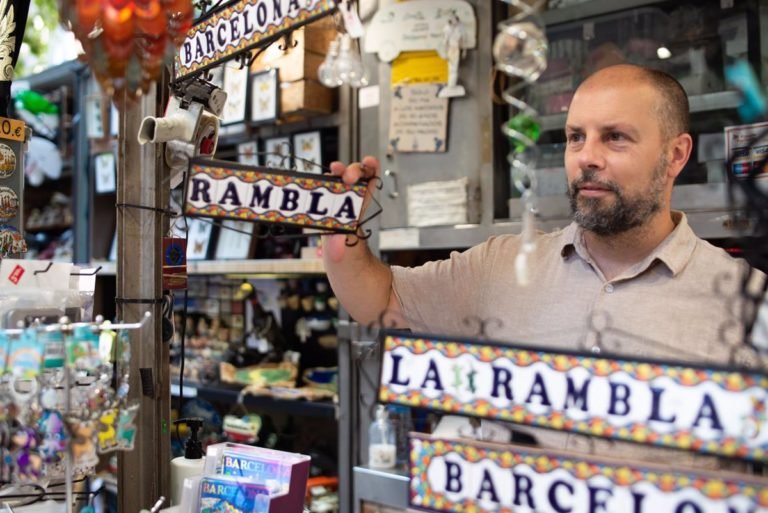 El largo litigio entre los antiguos pajareros de la Rambla de Barcelona —que ahora venden helados, recuerdos y gofres— y el Ayuntamiento de Barcelona podría llegar al final del camino.