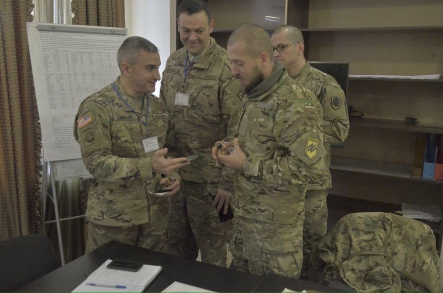 Militares estadounidenses y canadienses se reúnen con miembros uniformados del batallón neonazi Azov durante una sesión de entrenamiento en Ucrania en noviembre de 2017. Fotos extraidas de una página eliminada del sitio web de Azov: 
