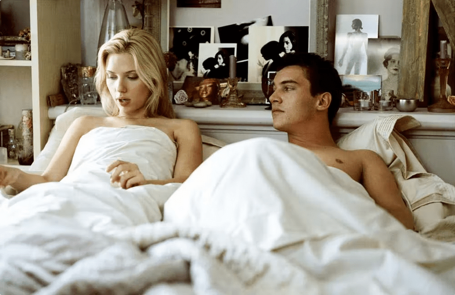  Chris Wilton (Jonathan Rhys Meyers) con su amante, Nola Rice (Scarlett Johansson). FilmAffinity 
