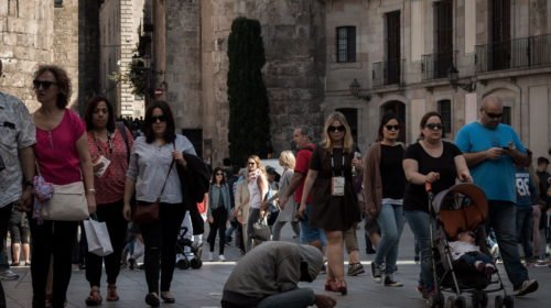 Barcelona, barrio gótico, España, sin hogar, mendigo, fotografía callejera, grupo de personas, gente real