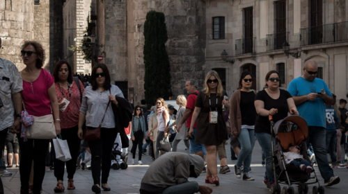 Barcelona, barrio gótico, España, sin hogar, mendigo, fotografía callejera, grupo de personas, gente real