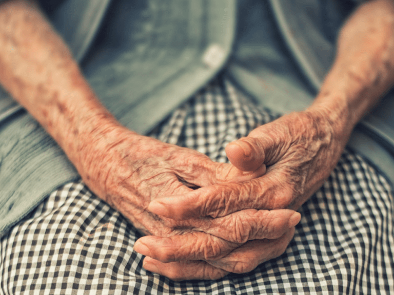 residencia mayores geriátrico maresme manos abuela Residències