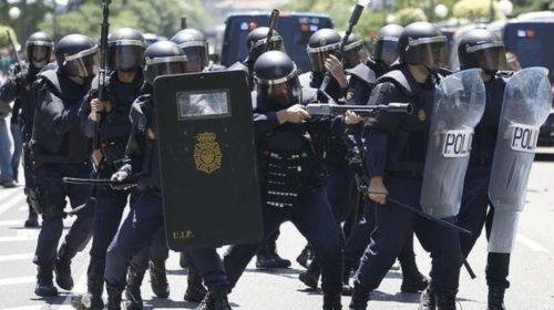policias antidisturbios disparan pelotas de goma manifestación calle Ley de Seguridad Ciudadana