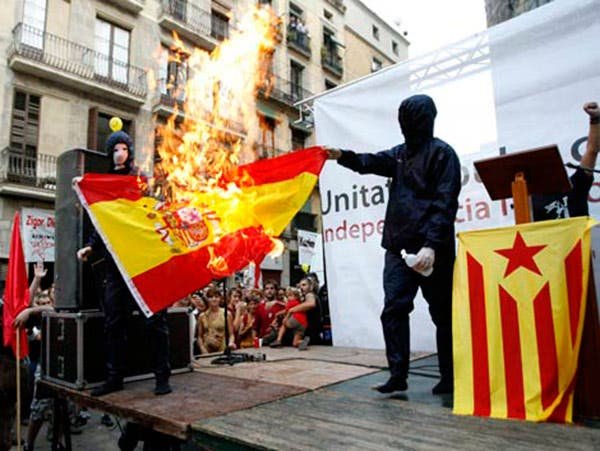 bandera española ardiendo estelada independentismo ofender a españa