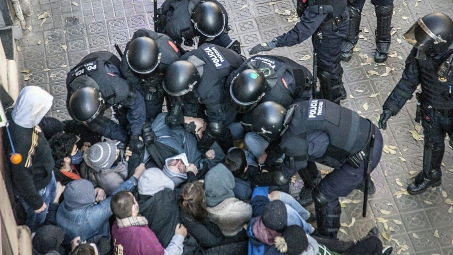 desahucio catalunya barcelona mossos activistas protesta