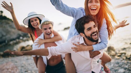españoles felices gente joven playa fiesta