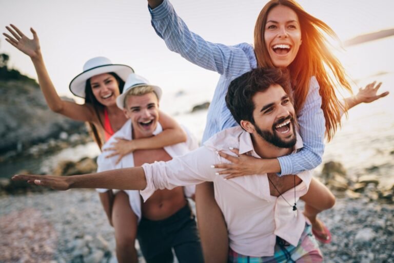 españoles felices gente joven playa fiesta