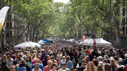 impuesto turístico barcelona crecimiento turístico sant jordi rambla turismo gente calles barcelona extranjeros masificación turística