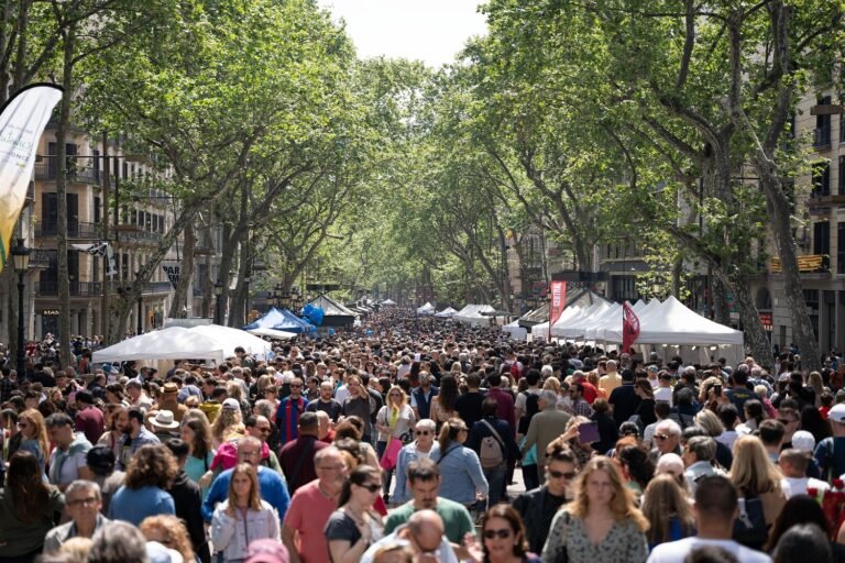 impuesto turístico barcelona crecimiento turístico sant jordi rambla turismo gente calles barcelona extranjeros masificación turística