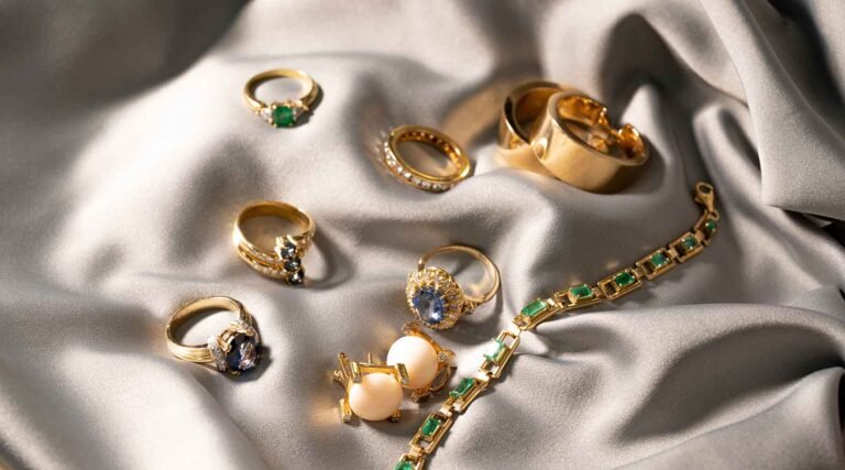 exposicion de joyas de oro anillos pulseras collares