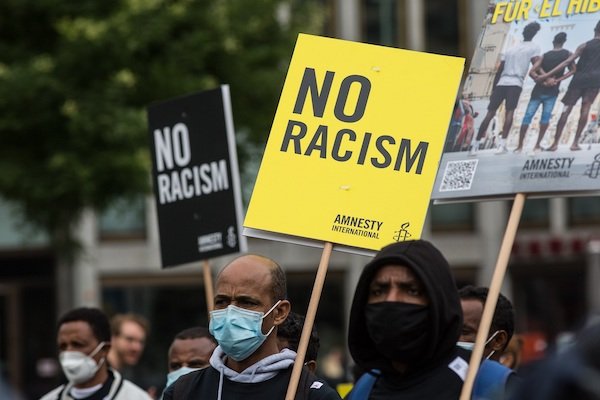 racismo protesta pancartas berlin