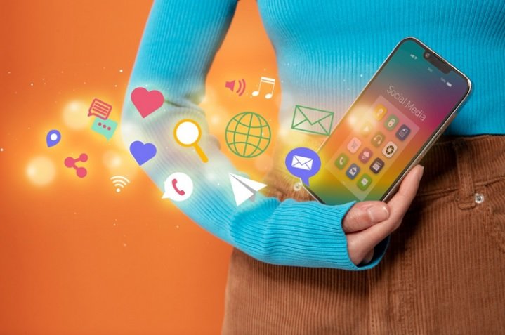 teléfono smartphone mano iconos Las tendencias del marketing digital en 2024