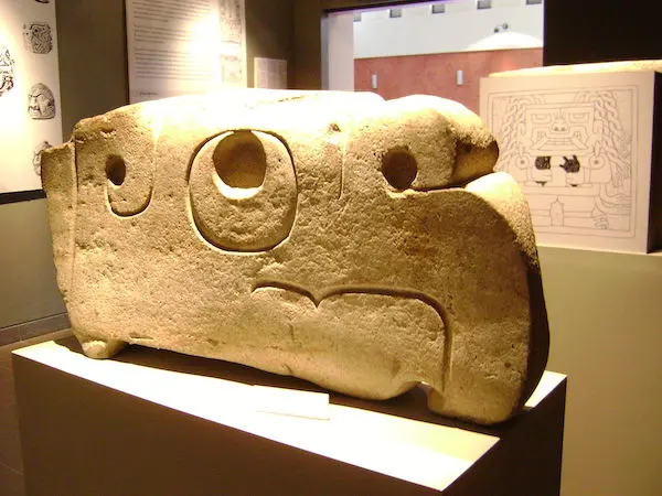 Chavín de Huántar, "Cabeza de cóndor".