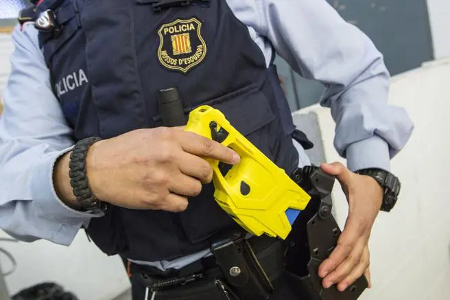 La Guardia Urbana de Barcelona empezará a usar el verano que viene las pistolas Taser, que ya utilizan los Mossos d'Esquadra