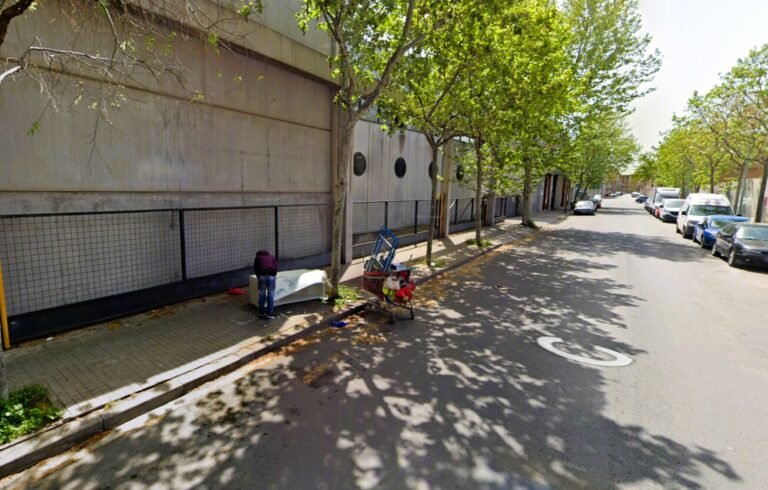 Albiol planea derribar una nave de Badalona donde malviven 200 personas