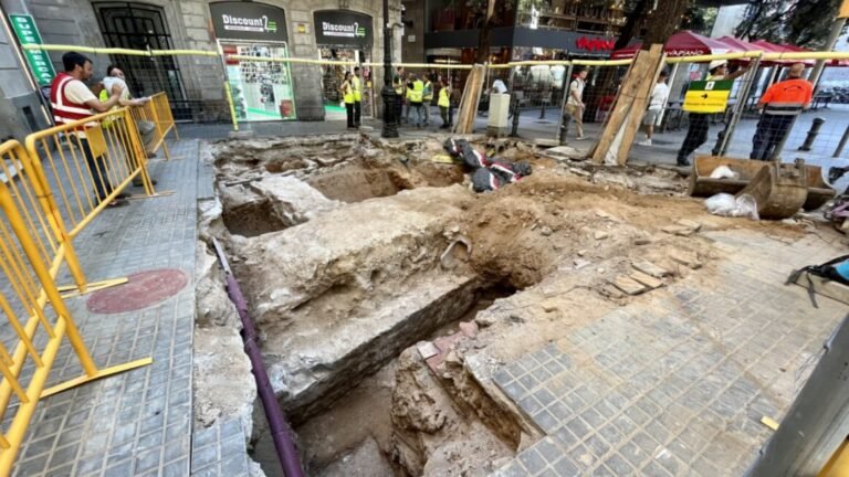 Las obras en la Rambla de Barcelona hacen aparecer el Portal de Trentaclaus