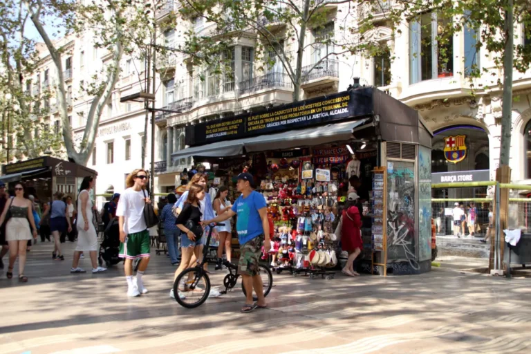 Una parada de los antiguos pajareros que vende recuerdos en la Rambla de barcelona