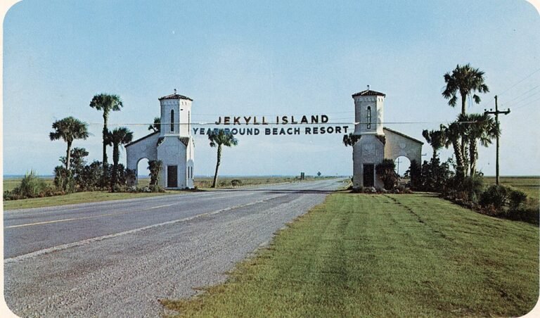 a pesar de los goces extremos y de los placeres de la carne en la isla de Jekill, no recordaba apenas nada de lo que había ocurrido la noche anterior.