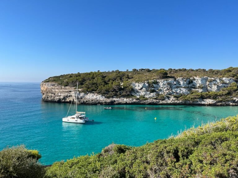 Navegando por el Mediterráneo: Alquiler de Barcos en Ibiza con Tripulación
