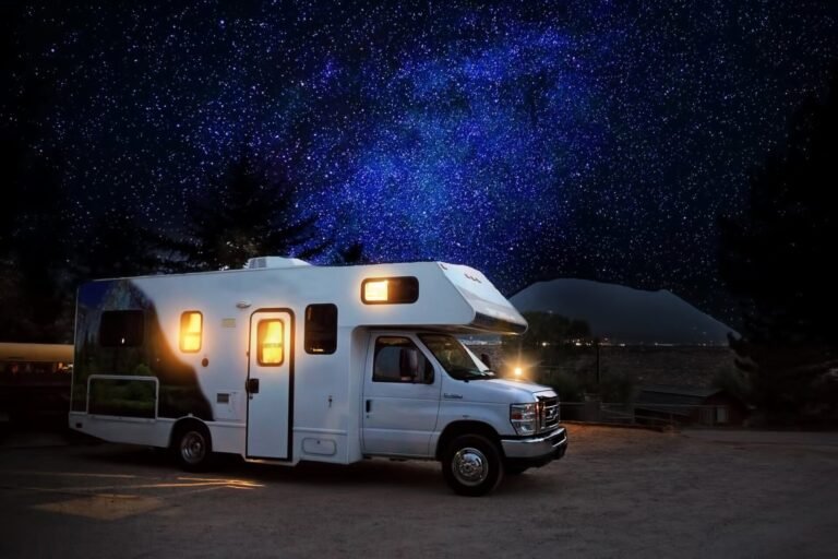 Descubre cómo viajar en autocaravana por España: consejos para planificar la ruta, elegir vehículo, calcular gastos y conocer las claves antes de alquilar.
